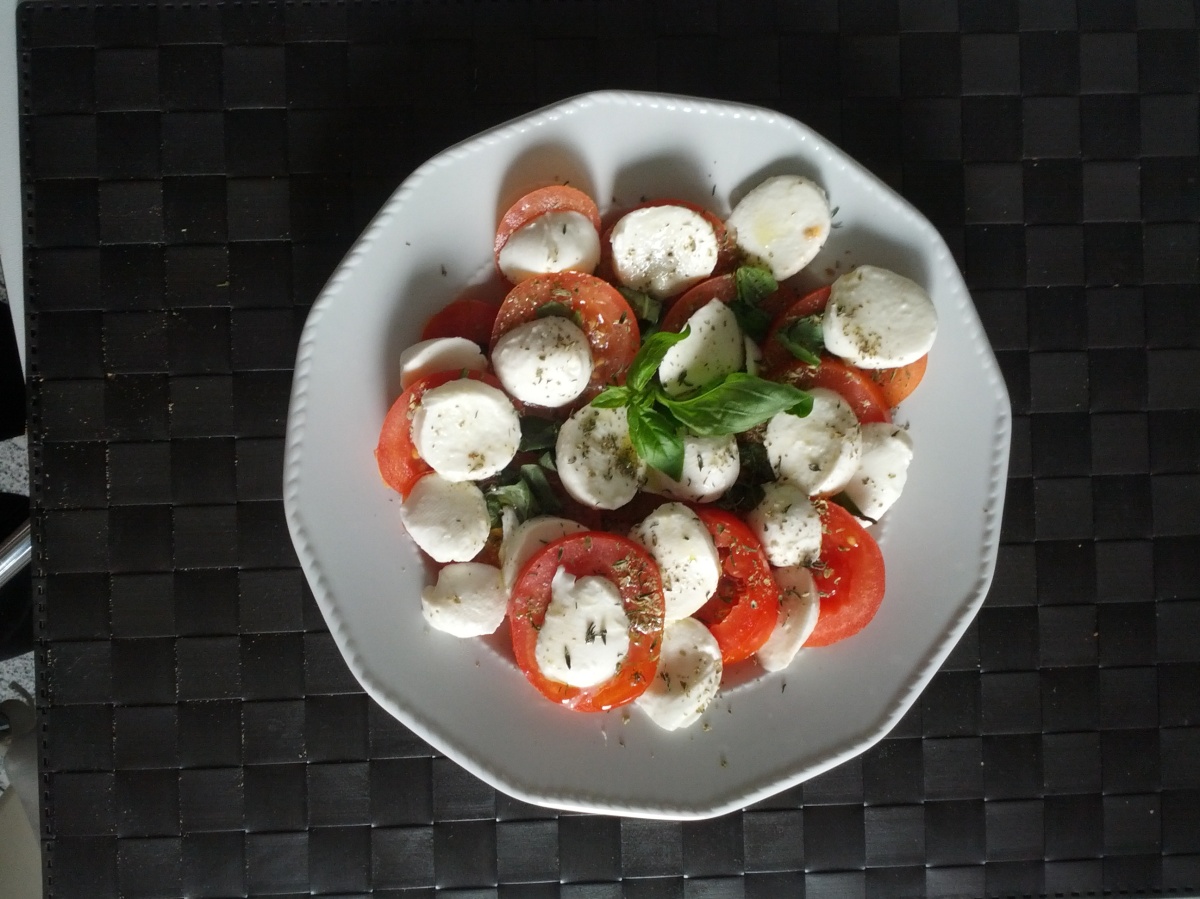 Caprese: a fresh recipe with tomato, mozzarella and basil | Easy ...